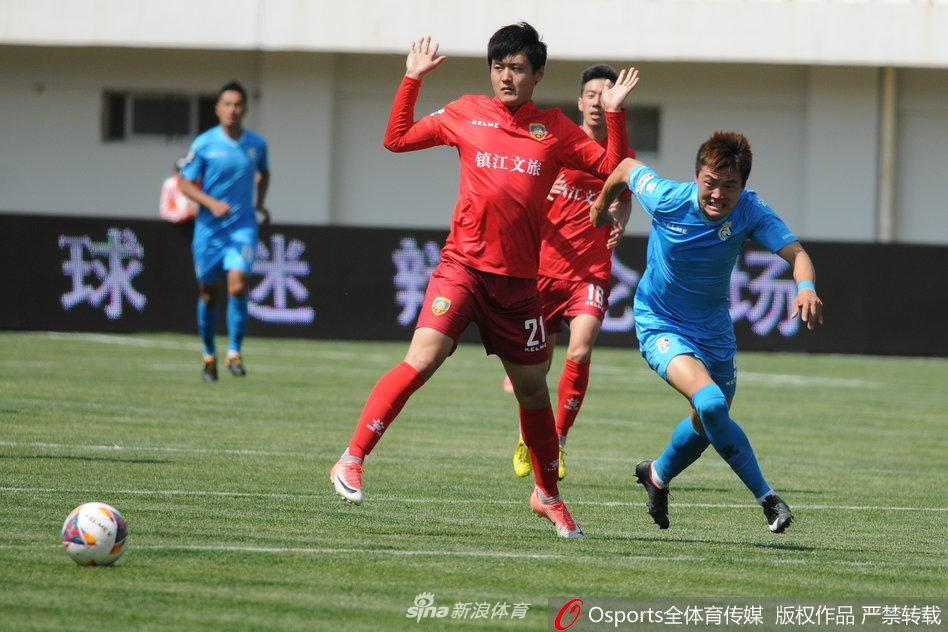 镇江文旅球员在客场球迷的助威声中，用一记势大力沉的射门攻破云南飞虎球门，白色的皮球划出完美弧线，瞬间点燃了替补席的激情。