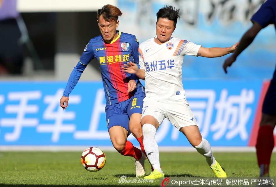 绿茵场上，延边富德与石家庄永昌的球员们在中甲第29轮比赛中全力拼抢，皮球在空中划出激烈轨迹，现场氛围紧张至极，这是延边队本赛季最后的主场告别战。