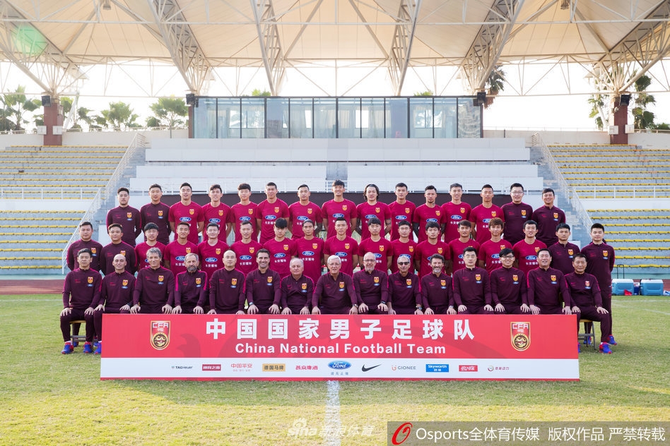 2017年东亚杯前夕,中国男足在深圳集训基地拍摄全家福,老将与新秀并肩而立,定格了出征前那一瞬的团结与期待,年轻面孔上写满为国征战的渴望。