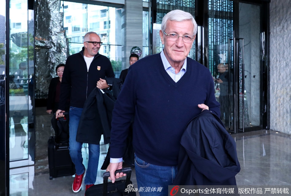 身披红色战袍的中国男足将士们意气风发地走出机舱,踏上了日本东京的土地,他们眼神坚定,准备迎接东亚杯的挑战。