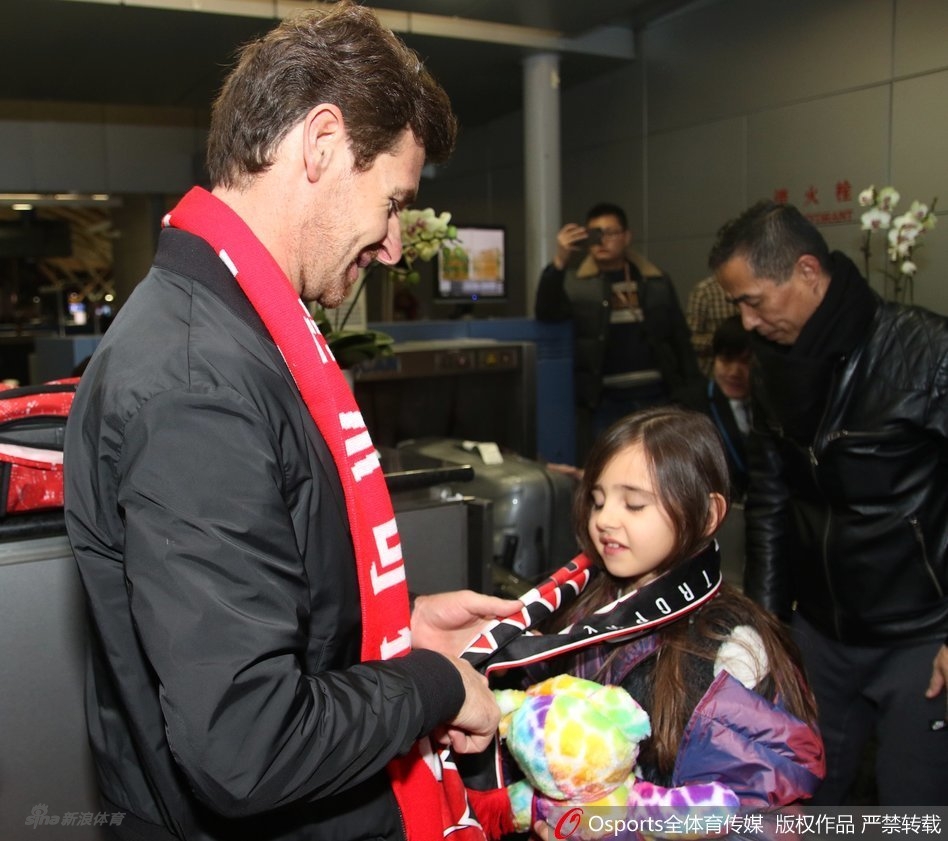 博阿斯携女儿离开