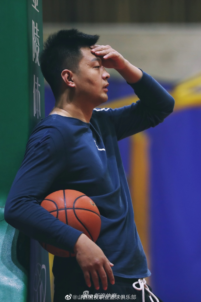 在力量房内，一名队员正在咬牙进行杠铃推举，豆大的汗珠顺着脸颊滑落，坚实的肌肉线条彰显着休赛期刻苦训练的成果。