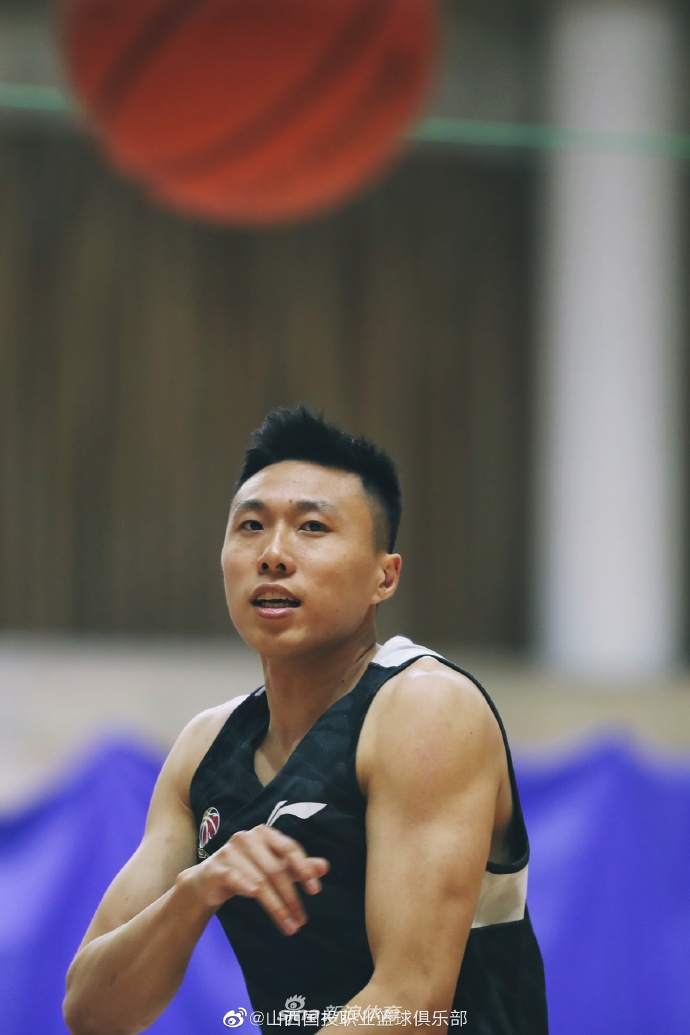 原帅在训练间隙加练三分球，篮球在空中划出一道完美的弧线，稳稳落入篮网，作为联盟本土三分王，他依然是球队外线最可靠的尖刀。