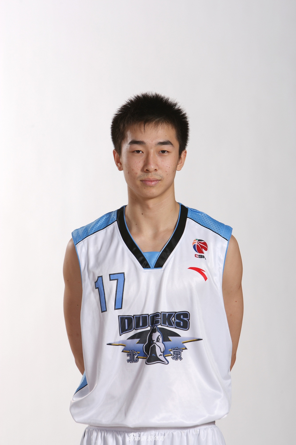 福建队核心赵泰隆，以扣篮王著称，定妆照里的他身形矫健，眼神中闪烁着“中国韦德”般的锐气与自信。