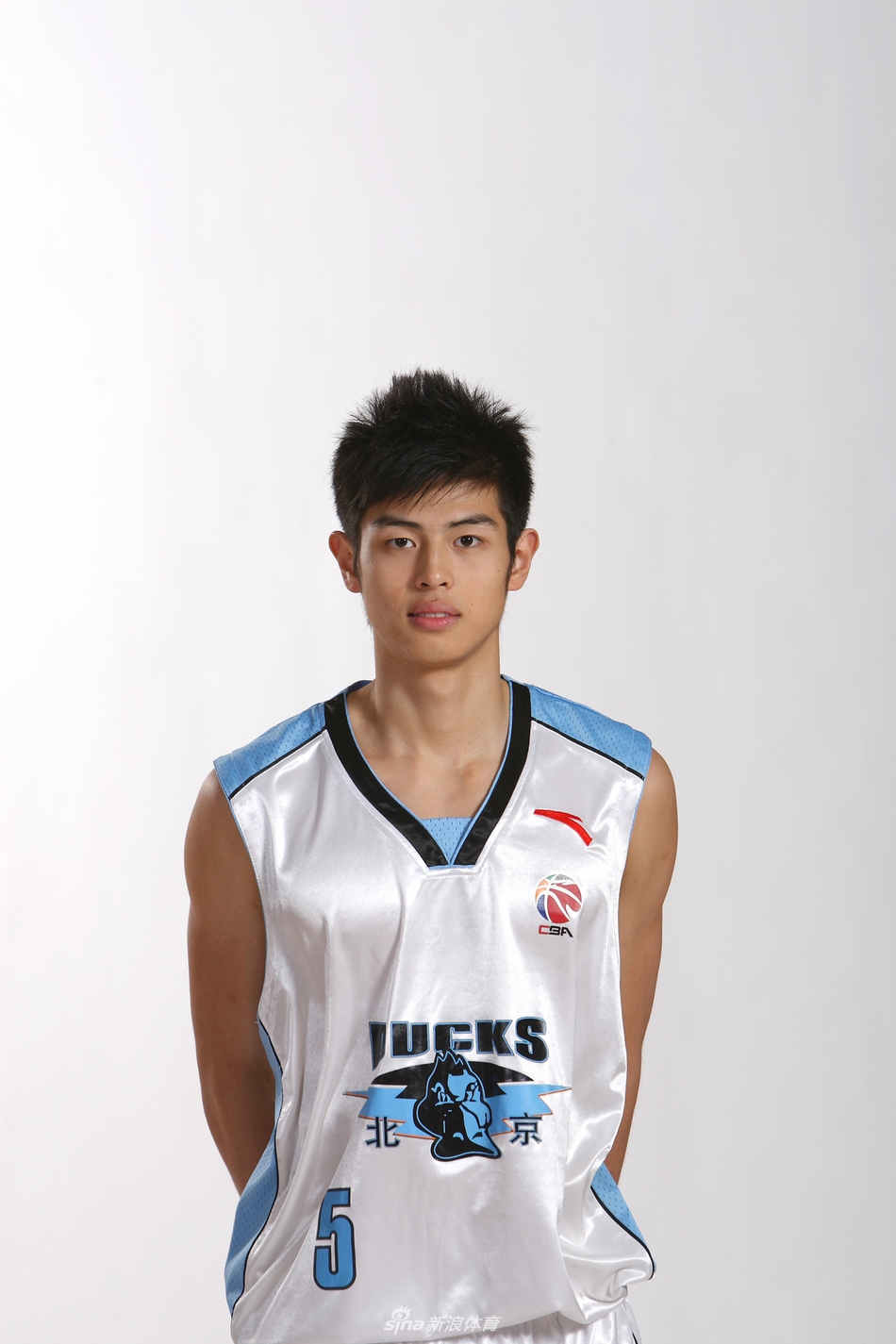 广东队长周鹏，定妆照里已初显领袖气质，尽管面容青涩，但作为外线防守大闸的坚毅神情已跃然纸上。