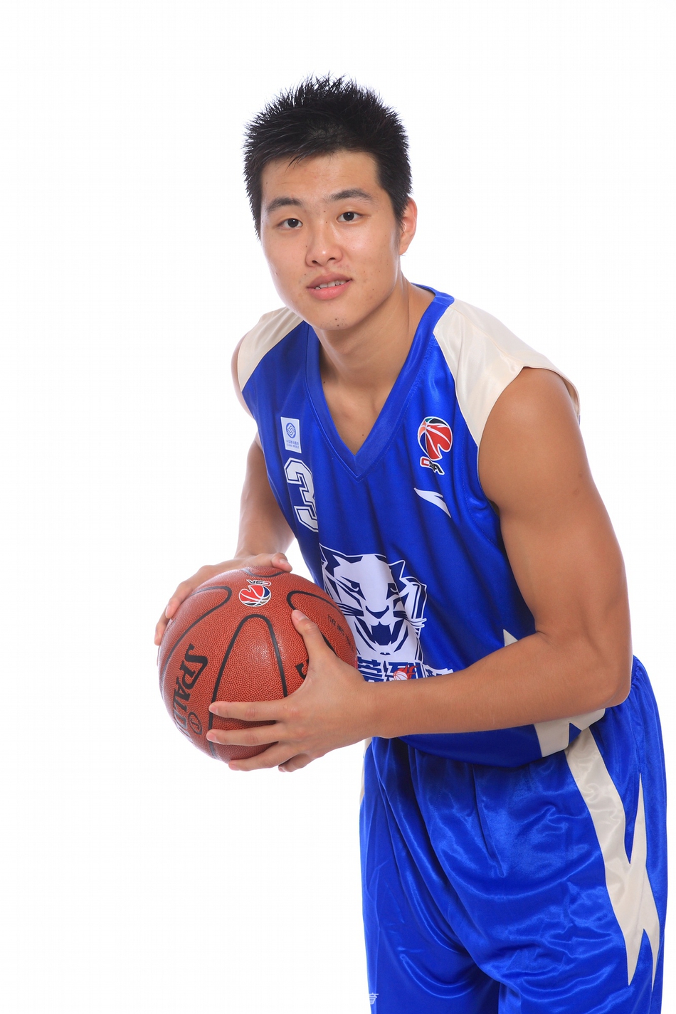 江苏功勋易立，被誉为“排骨飞人”的他定妆照中身形消瘦但眼神坚定，一人一城的传奇故事就此写就。