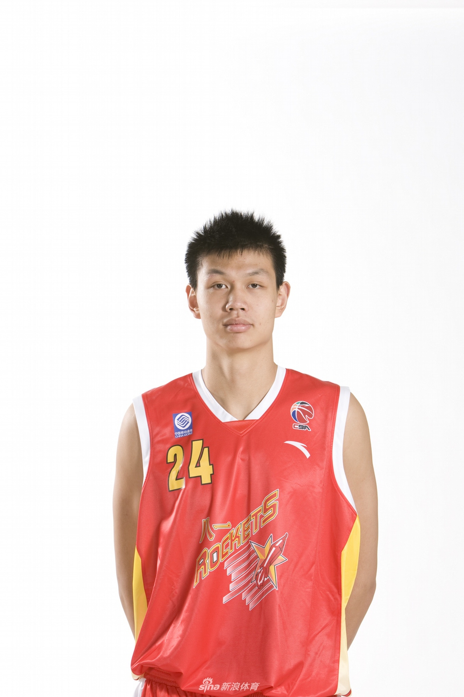 山东队硬汉睢冉，彼时刚满十六岁便踏上职业赛场，定妆照中的他一脸倔强与不羁，日后以铁血防守成为山东队长。