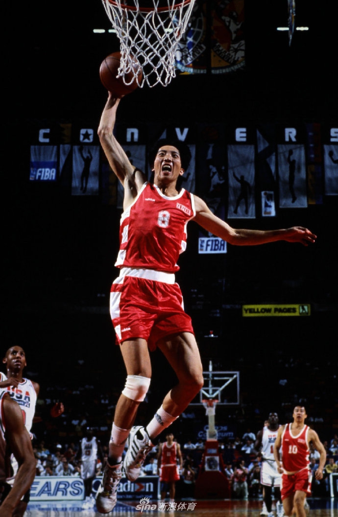 胡卫东在快攻中高高跃起单手劈扣，身体在空中完全舒展，仿佛挣脱了地心引力的束缚。