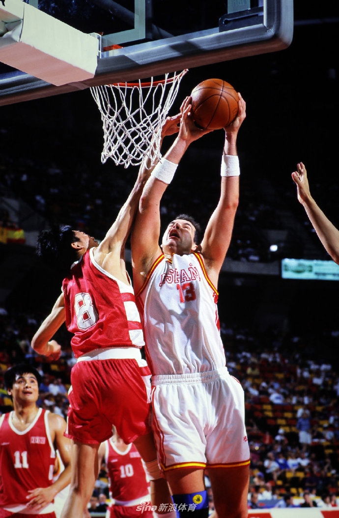 胡卫东在三分线外干拔跳起，防守球员只能望其项背，篮球在空中划出一道彩虹般的轨迹直奔篮筐。