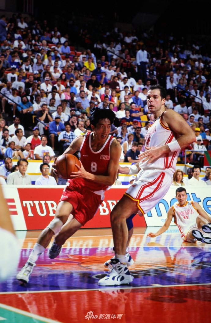 进球后的胡卫东扬起手臂握紧拳头，脸上洋溢着自信而霸气的笑容，那神情仿佛在宣告世界赛场也不过如此。