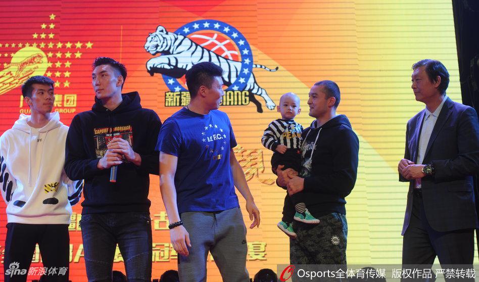 周琦在庆功宴上手持话筒发言,脸上带着青涩而自信的笑容