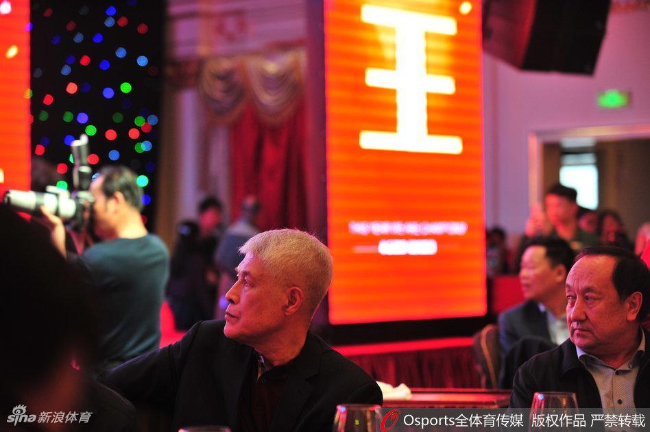 功勋主帅蒋兴权满头银发出席庆功宴,神情专注地看着台上的弟子们