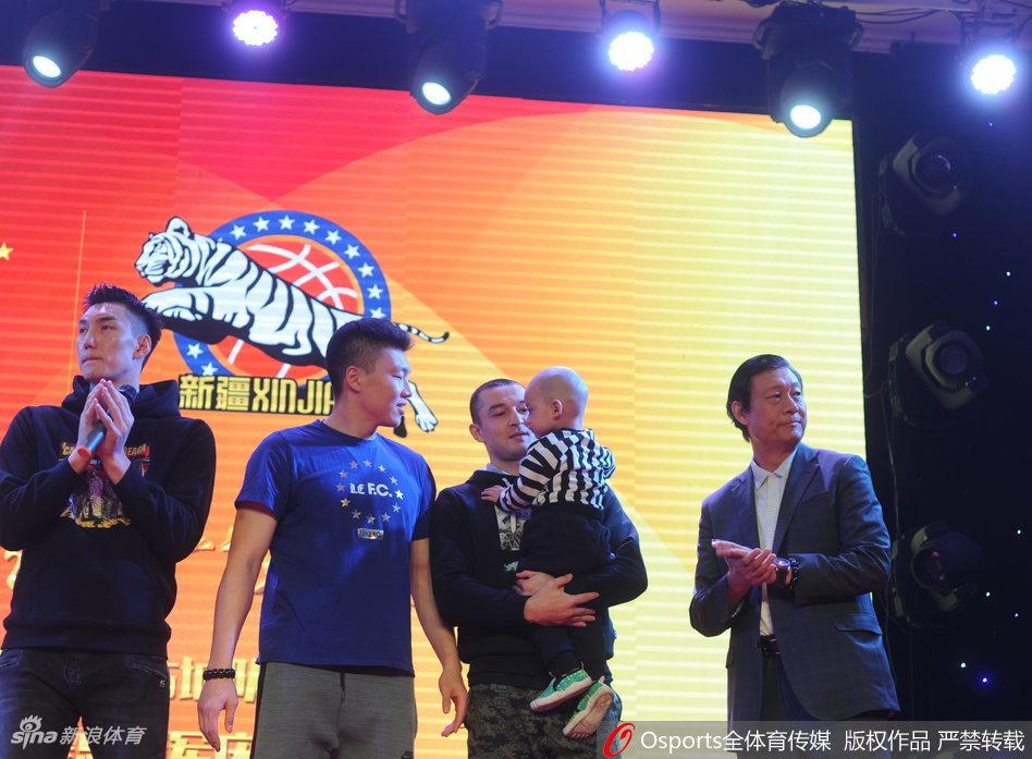 新疆全队上台合影,大家簇拥在一起,共同捧起总冠军奖杯,庆祝这历史性的时刻