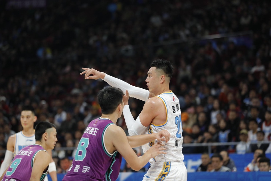 裁判吹停比赛，林书豪低头查看手臂上的抓痕，白色球衣上血迹斑斑，血染赛场却依旧眼神坚毅，准备继续战斗。