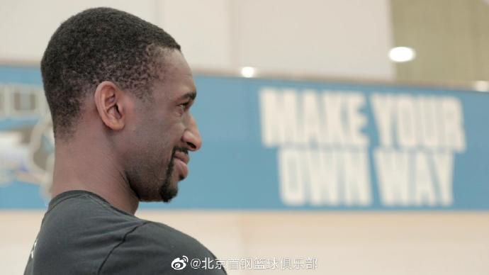 王骁辉凝视前方，眼睫浓密如林，在硬汉气质中透出一丝不易察觉的细腻柔情。