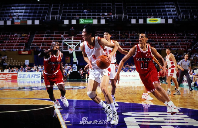 胡卫东面对克罗地亚防守球员紧逼防守，他压低重心娴熟运球突破，展现出得分后卫顶级的控球技巧。