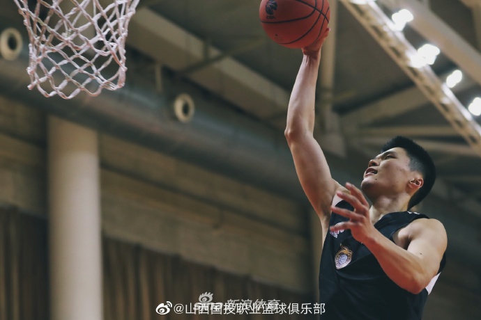 山西男篮的训练馆内灯火通明，队员们正在助理教练的带领下进行拉伸热身，每个人都神情专注，为接下来的高强度对抗做好准备。