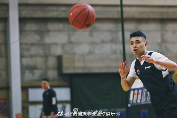 主帅丁伟双手叉腰站在场边，目光如炬地注视着场上发生的一切，每当出现失误或精彩配合，他都会立即吹哨叫停进行细致入微的指导。