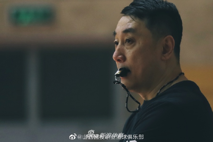 在一次成功的防守反击后，场上的五名队员兴奋地聚拢在一起，击掌相庆，年轻的脸庞上洋溢着自信与对胜利的渴望。