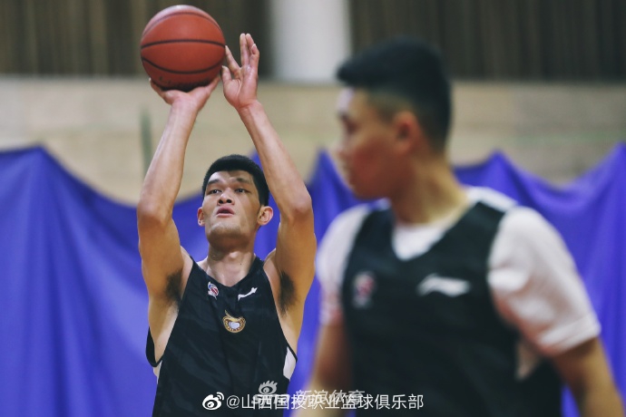 训练结束后，全体队员围成一圈，将手叠在一起，在主教练的带领下高喊口号，强大的团队凝聚力在这一刻展露无遗。