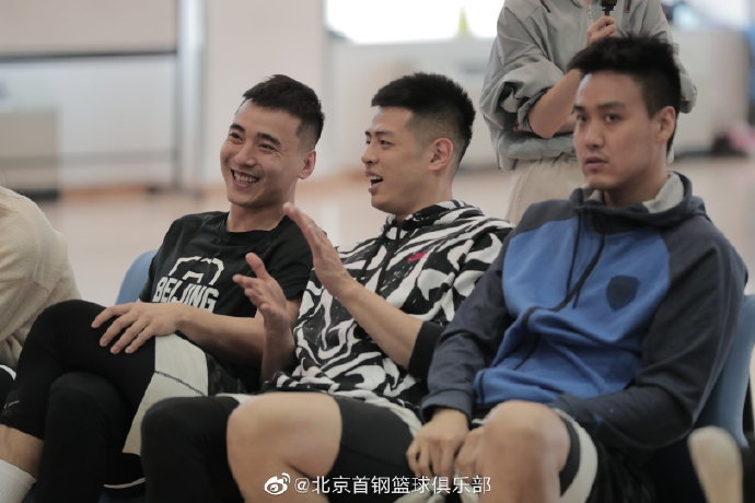 张才仁眼神清澈，睫毛浓密微翘，羞涩的笑容与硬朗的外表形成可爱的反差。