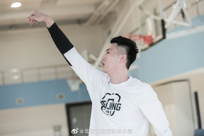 朱彦西微微一笑时，眼睛弯成月牙，浓密的睫毛也随之起舞，透着一股邻家大男孩的亲切感。