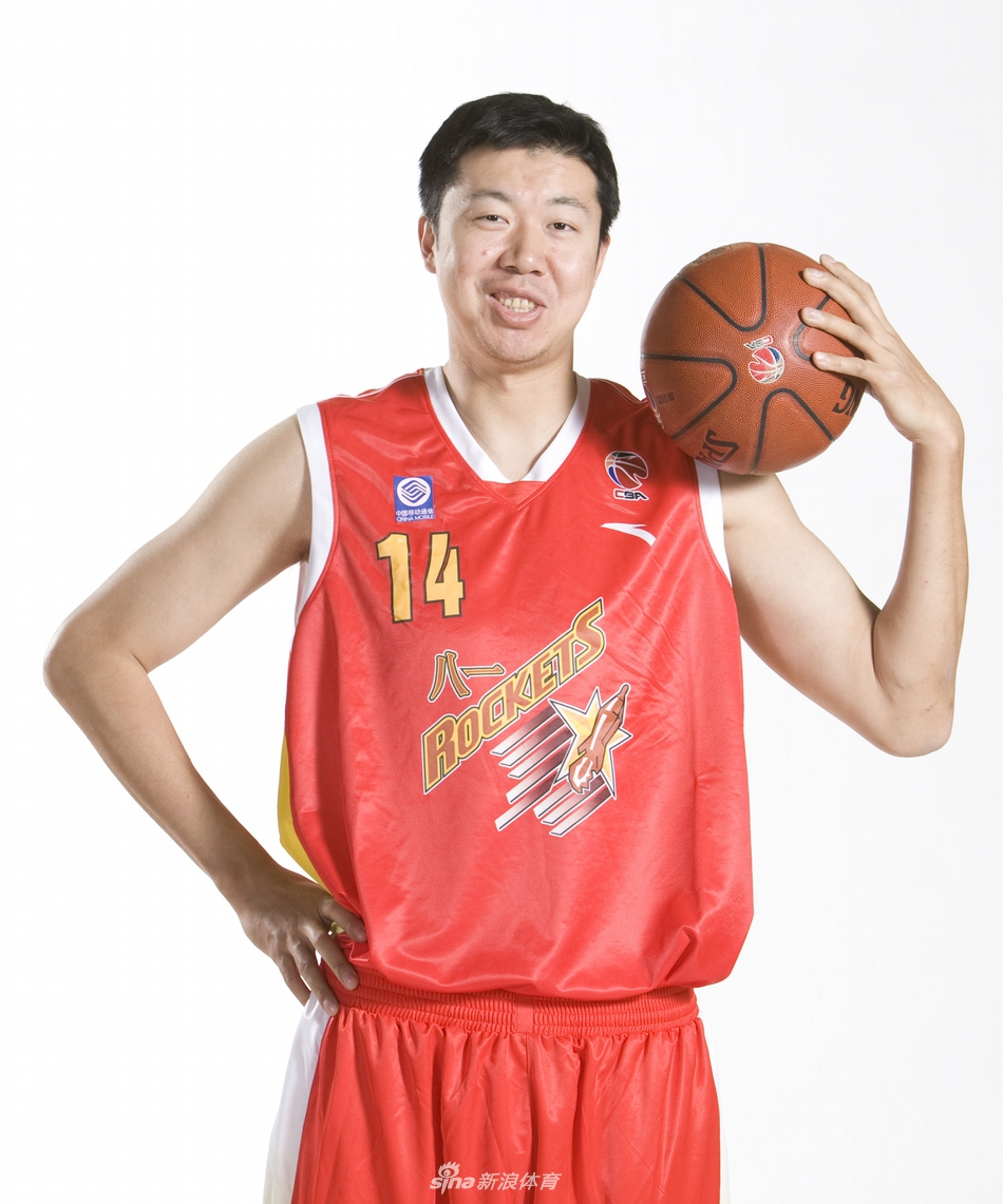 八一队内线巨塔许钟豪，彼时还是初登CBA的十八岁少年，眼神中透着对职业联赛的无限憧憬与一丝倔强。