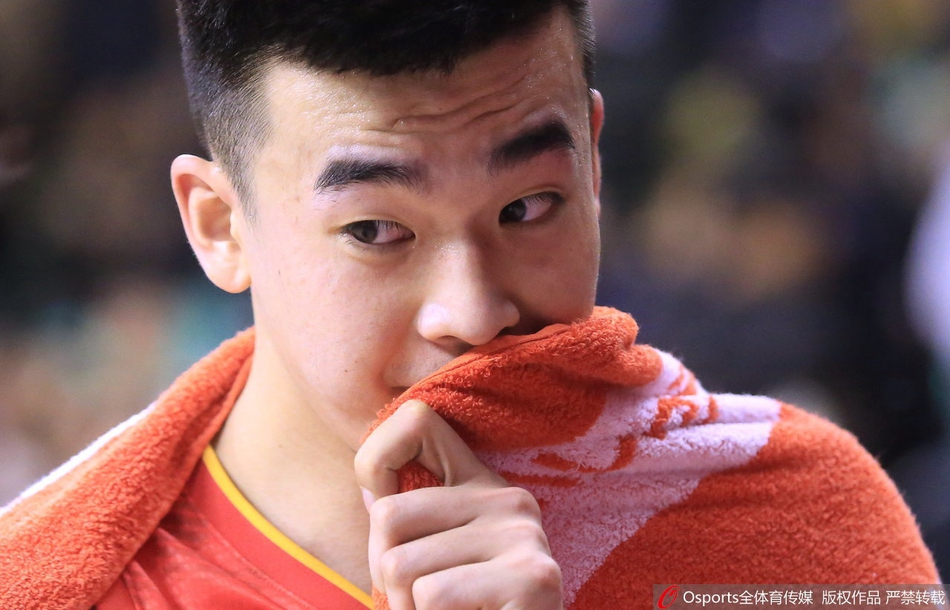 被队友恶搞后,李慕豪满脸奶油却依然笑得像个孩子,在众人的簇拥下,这支球队的凝聚力显得格外温暖。