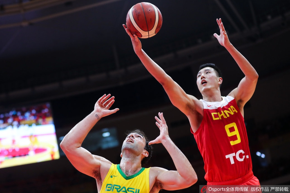 翟晓川在人群中奋力起拼抢，展现出惊人的弹跳和卡位意识，牢牢控制住前场篮板。