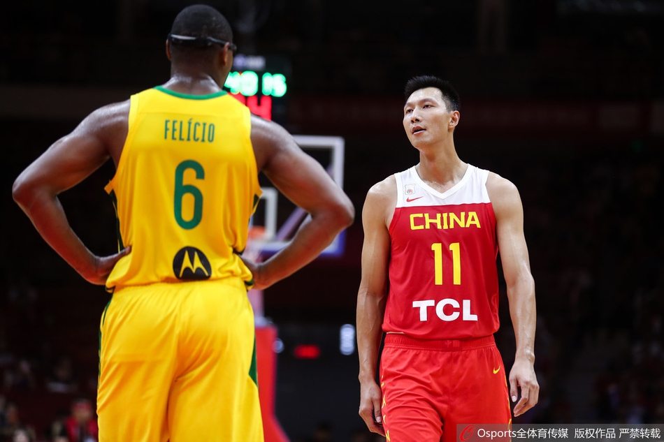 赵睿与巴博萨展开极速狂飙，两人几乎在同一水平线上，展现出顶级后卫的速度对决。