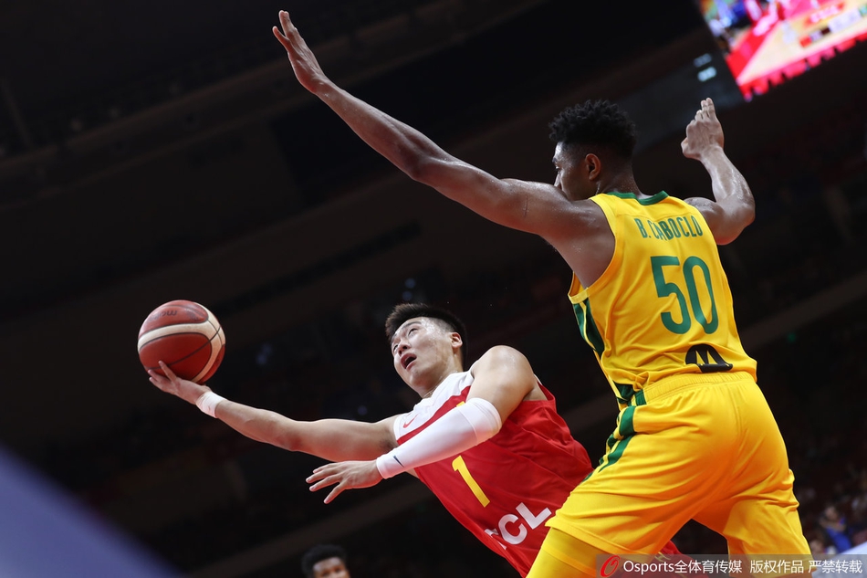 赵睿面对卡博克洛的长臂封盖，在空中闪转腾挪，以极小的出手角度完成高难度上篮。