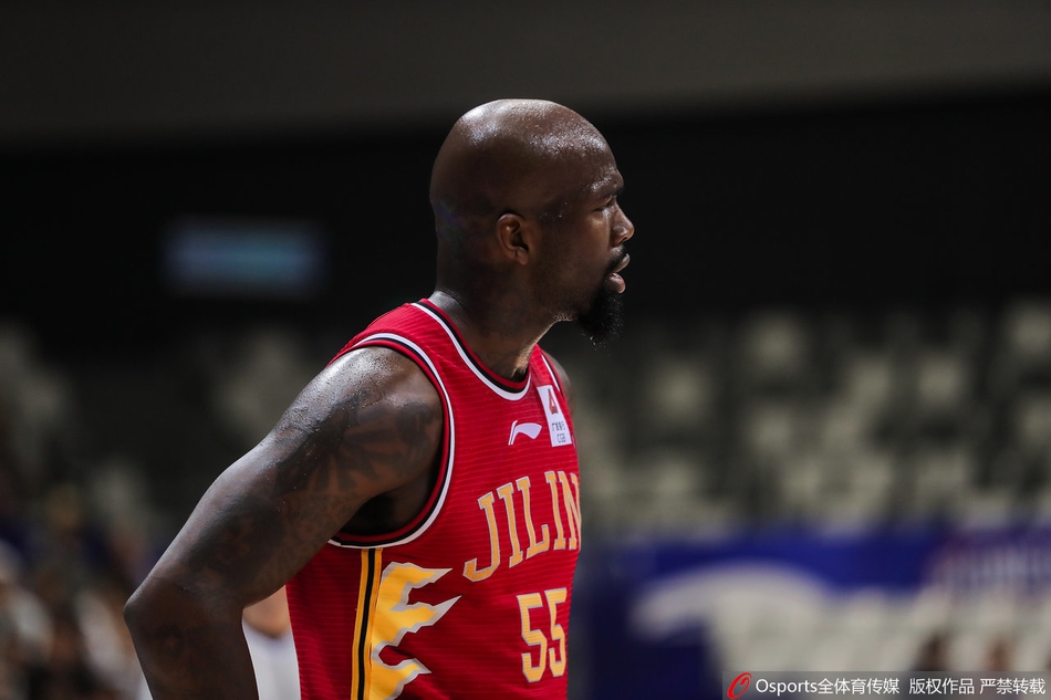 天津队内线外援托多罗维奇迎着防守，高举高打勾手投篮，他全场砍下的三十四分和十七个篮板球，是球队能够长时间僵持的最大资本。