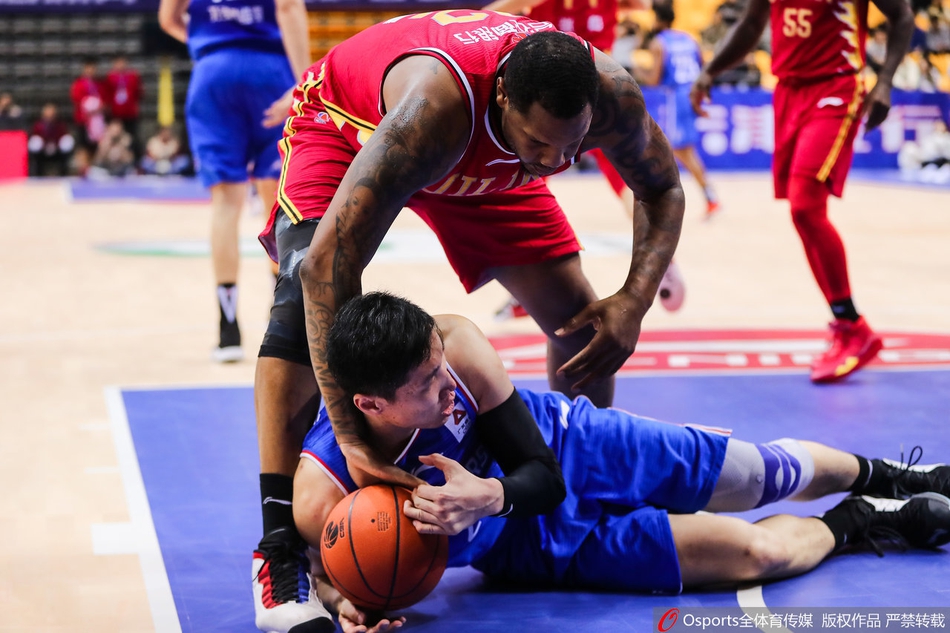 赛后，多米尼克·琼斯与队友崔晋铭击掌相庆，两人本场比赛合砍七十二分，是球队获胜的最大功臣。