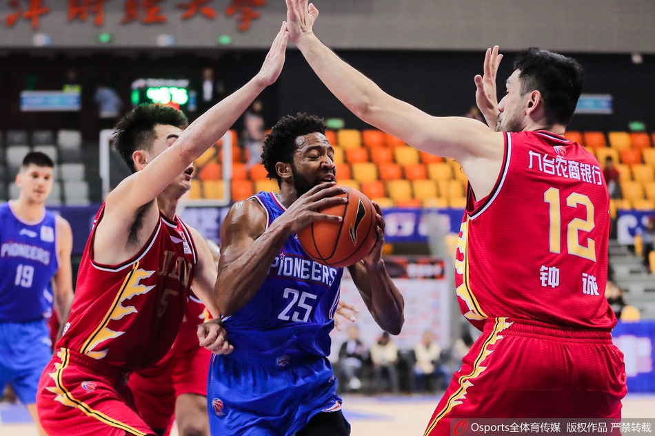 吉林队霍尔曼与天津队托多罗维奇在禁区内肌肉碰撞，全力卡位争夺篮板球，展现出了CBA内线对抗的激烈程度。