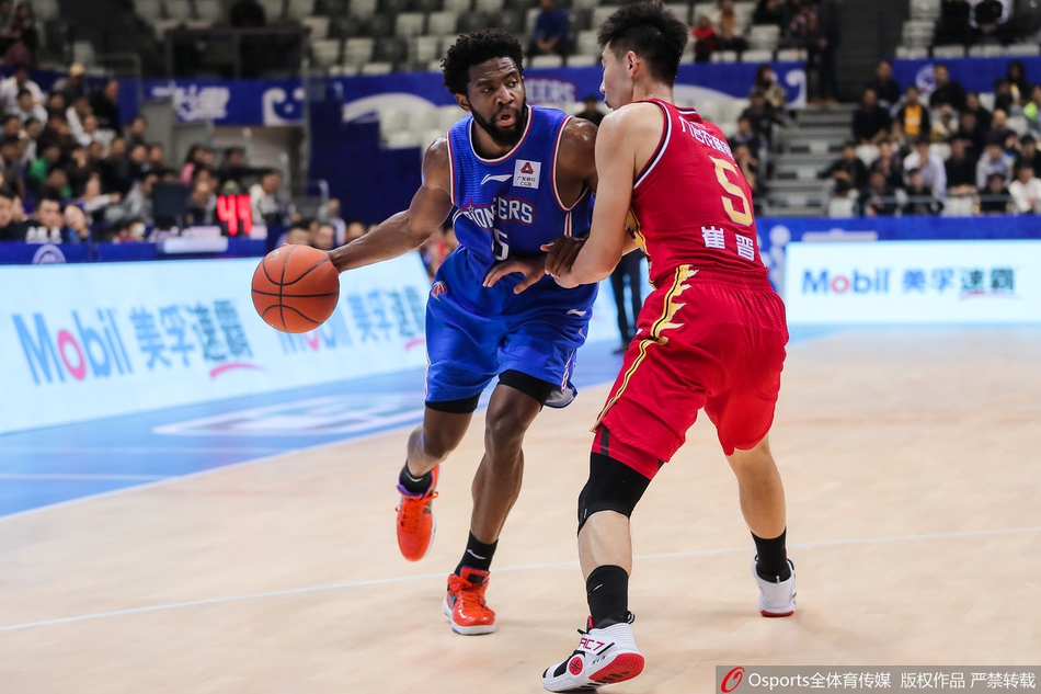 吉林队外援琼斯在三分线外自信出手，篮球划过一道完美弧线空心入网，他此役三分球十一投六中，令天津队的防线顾此失彼。