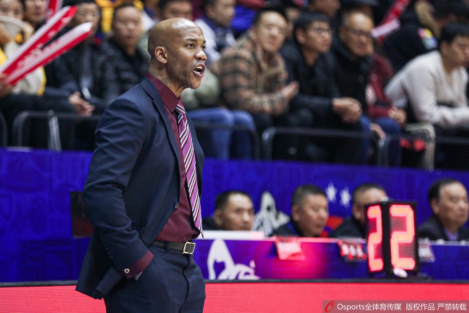 比赛结束后,新疆队的球员们围在一起,周琦与队友西热力江击掌相庆,脸上洋溢着胜利的喜悦,身后的记分牌显示着128比83的最终比分。