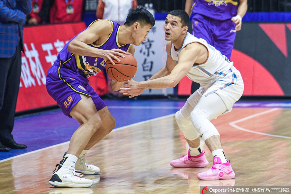 北控队主帅马布里在场边神色严峻地指挥比赛,面对巨大的分差,他依然没有放弃,不断向场上的年轻球员呼喊战术,布置防守。