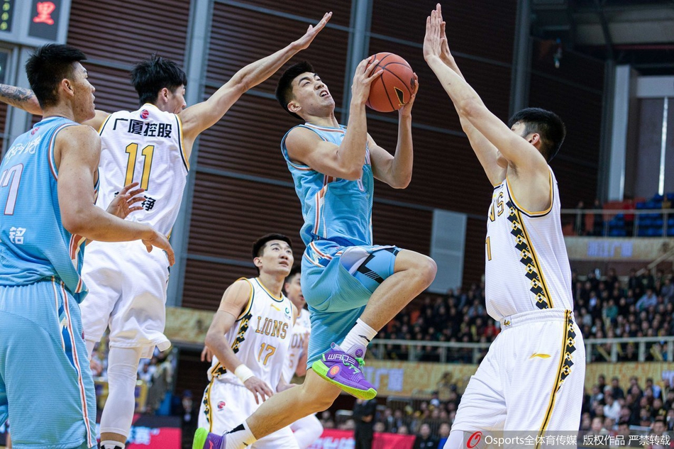 孙铭徽在新疆队严密防守下依然眼神犀利，如猎豹般持球强行突破上篮