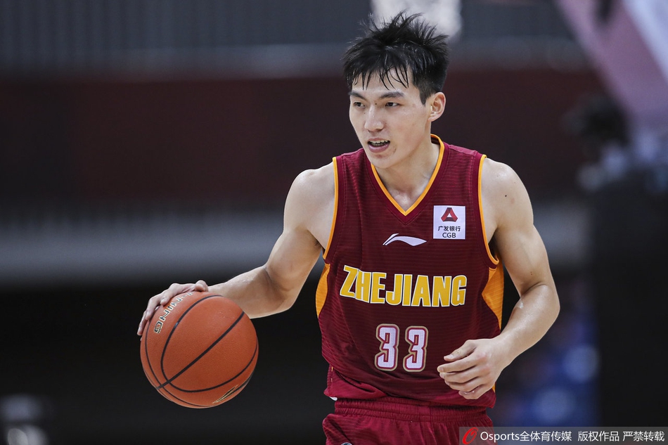 山东内线陶汉林在篮下展现出惊人的爆发力，他隔着防守球员强行将球放入篮筐，尽管遭遇犯规也毫无惧色。