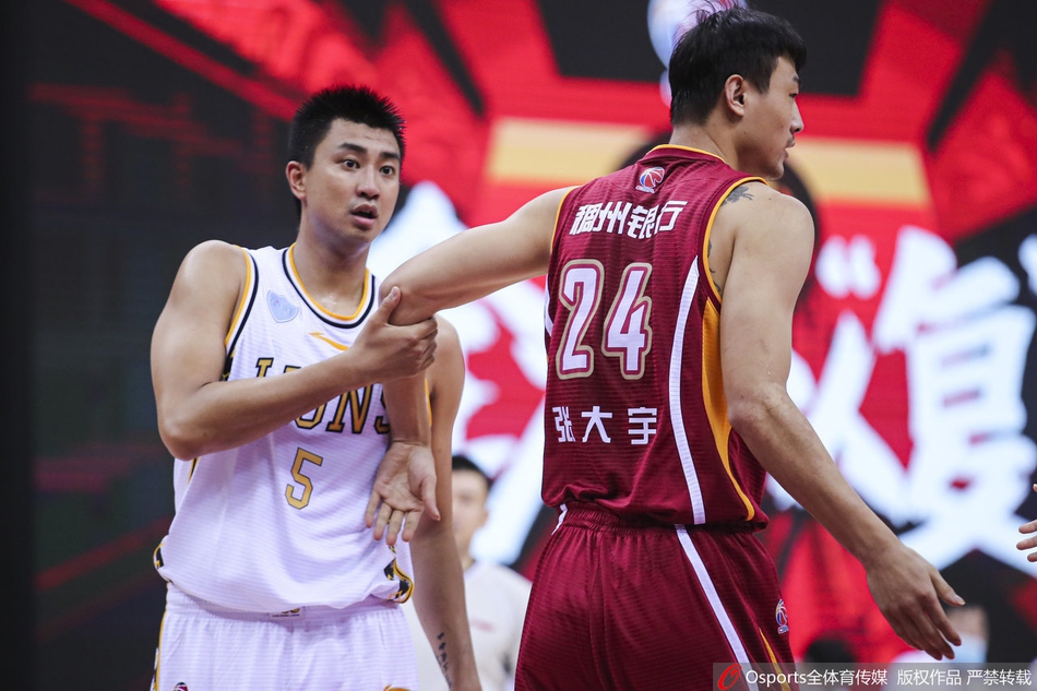 北控内线悍将孙桐林面对山东男篮的多人围堵，毫无惧色强行上篮，展现了复赛后国内球员在内线的统治力。