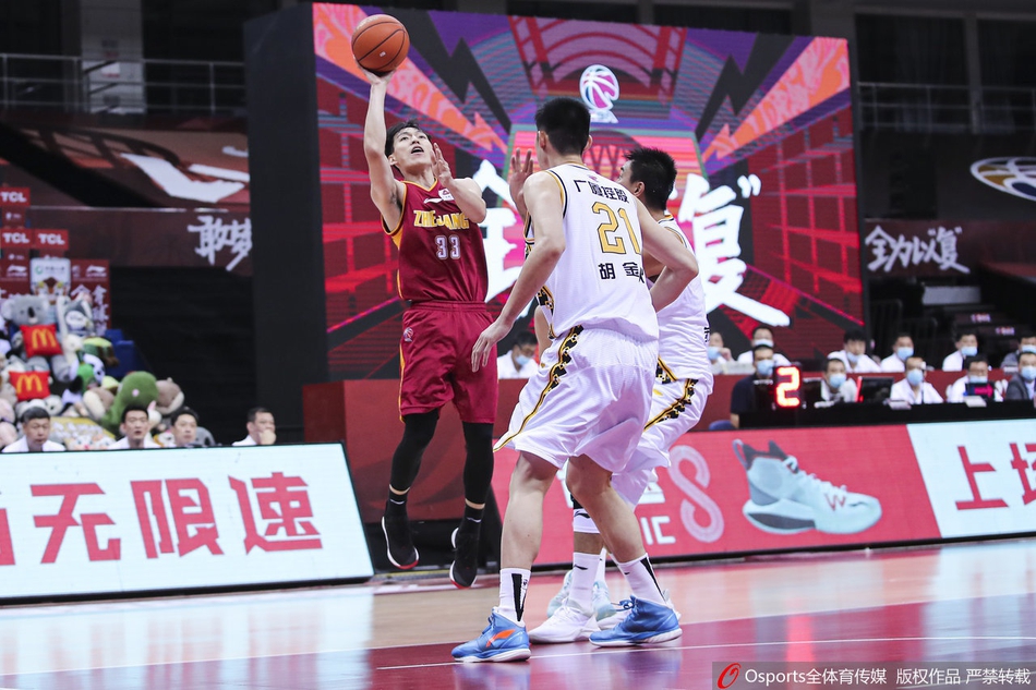 山东队核心后卫王汝恒在三分线外觅得良机，只见他高高跃起，稳稳出手，篮球划出一道完美的弧线直坠网心。