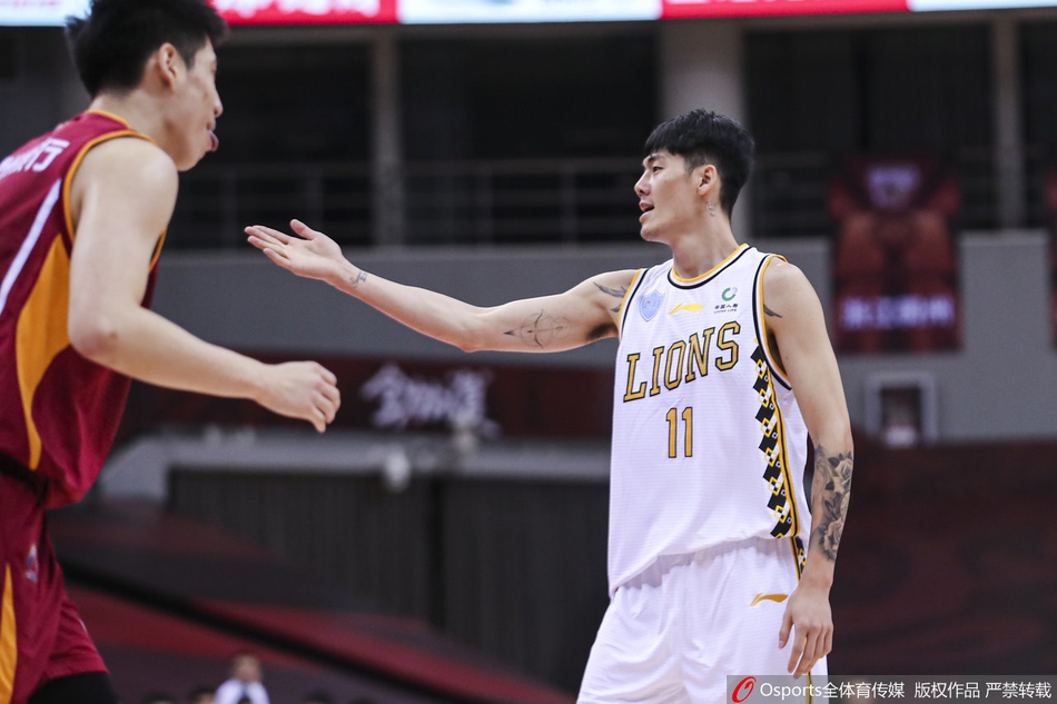 浙江广厦核心胡金秋在浙江德比中强硬背打，他利用灵活的脚步顶开防守，用一记标志性的小勾手完成终结。