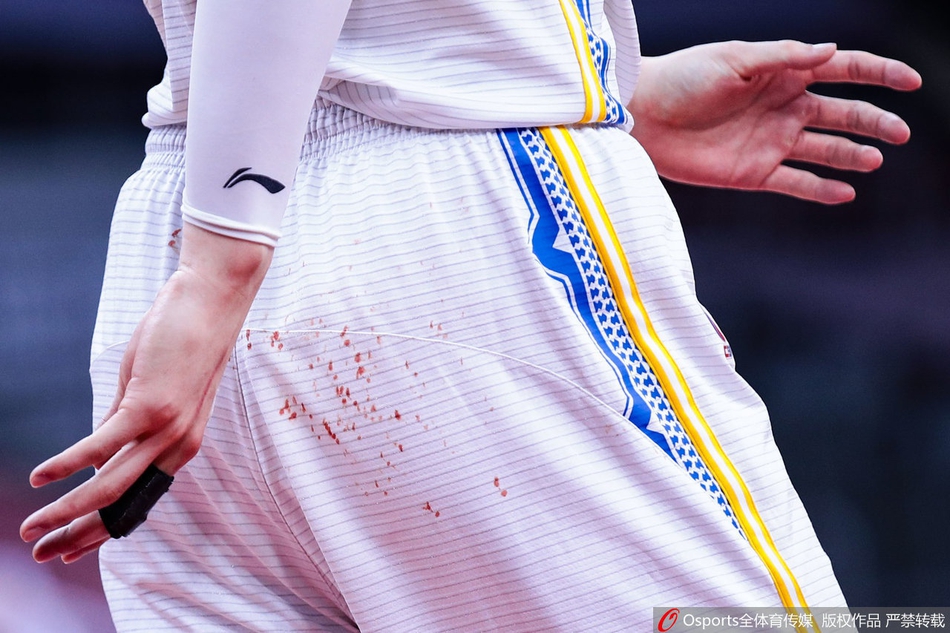 代怀博外线接球后稍作调整，迎着防守球员坚定出手，篮球在空中划出一道完美弧线，正是这记三分吹响了吉林队惊天逆转的号角。