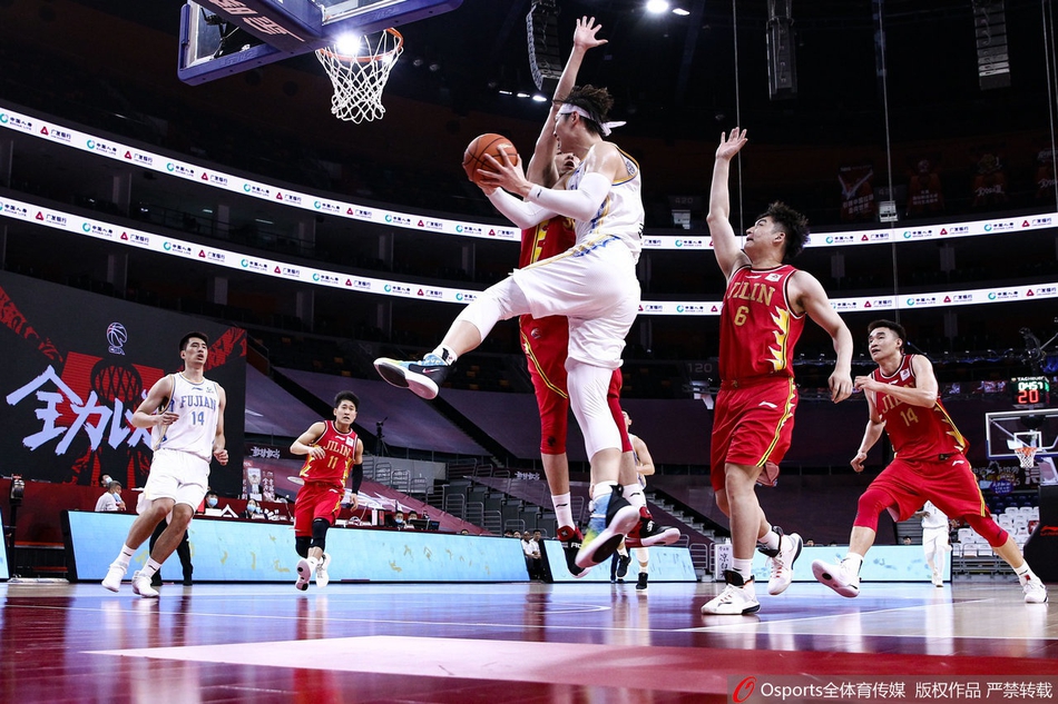 吉林队外援希尔面对防守强行突破，他身形矫健如猎豹，用一次犀利的撕扯撕裂了福建队的防线，为外线射手创造了致命机会。