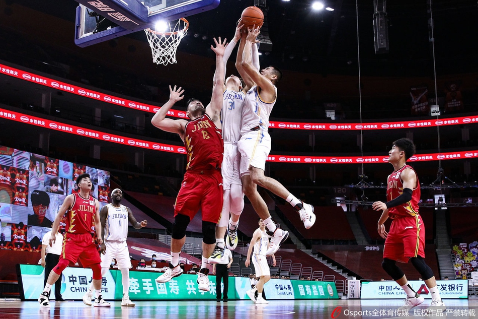 陈林坚外线接球快速出手，篮球空心入网瞬间激起篮网白浪，作为福建队外线尖刀，他全场贡献25分却依旧难阻球队末节崩盘。