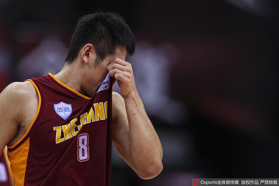 浙江队的年轻后卫程帅澎在三人合围的狭小缝隙中闪转腾挪,用一记难度极高的拉杆上篮将球送入篮筐,展现了中国年轻一代后卫的灵性与胆识。