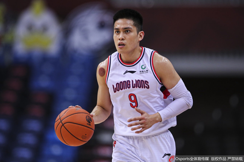 浙江稠州银行队球员朱旭航面对旧主毫不手软,他在外线稳稳出手三分,皮球在空中划出一道美妙的弧线,精准洞穿篮网,这是他全场火热状态的缩影。