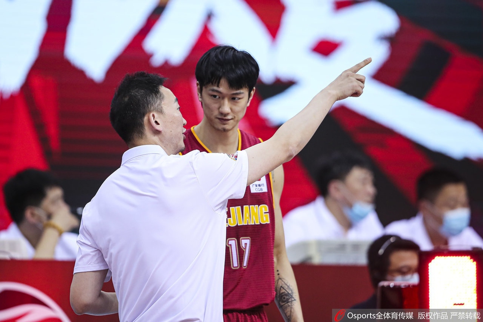 辽宁队的定海神针韩德君在青岛队篮下展现出绝对的统治力,他双臂挂框完成势大力沉的单手劈扣,整个篮架都在他的力量下颤抖,对手只能望球兴叹。
