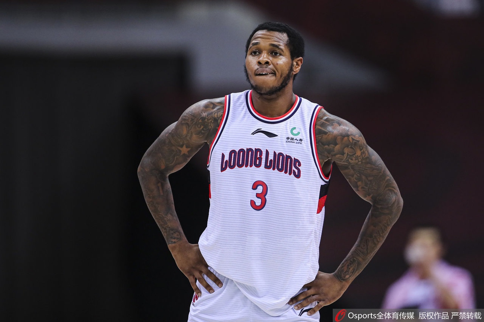 广东队外援威姆斯如一道白色闪电贯穿全场,他运球一条龙直杀篮下,在对抗中依然保持平衡,以一记举火烧天的上篮终结进攻,让对手的防线形同虚设。