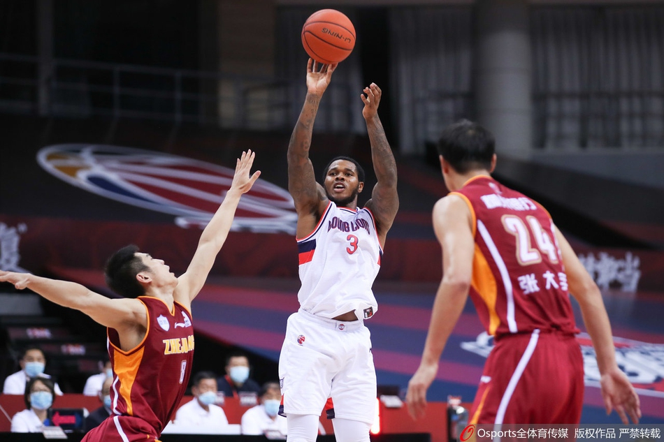 辽宁队核心后卫郭艾伦在青岛队内线防守球员的笼罩下,依然毫无畏惧地跃起挑篮,身体在空中完全舒展,仿佛一把锋利的匕首直插对手心脏。